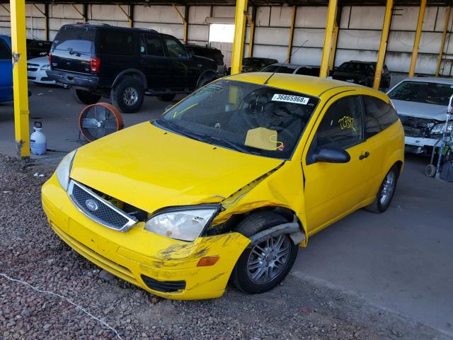 1FAFP31N96W165476 - 2006 FORD FOCUS ZX3 YELLOW photo 2