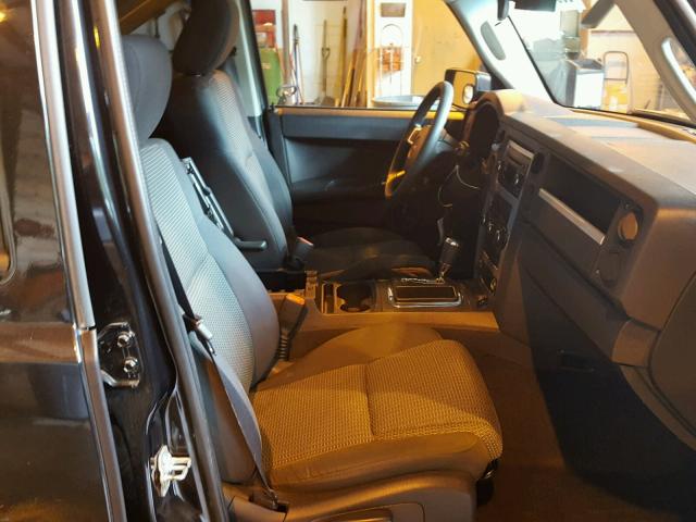 1J8HG48KX8C221748 - 2008 JEEP COMMANDER BLACK photo 5