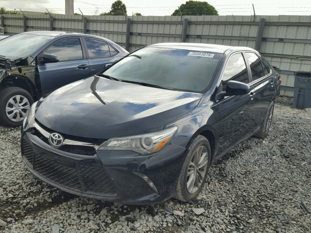 4T1BF1FK6GU154233 - 2016 TOYOTA CAMRY LE Blau Foto 2