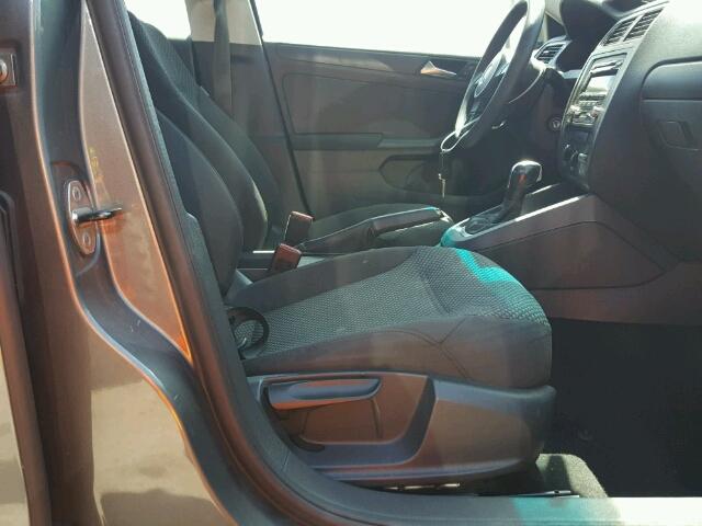 3VW2K7AJ6BM390408 - 2011 VOLKSWAGEN JETTA BASE 石墨色 照片 5