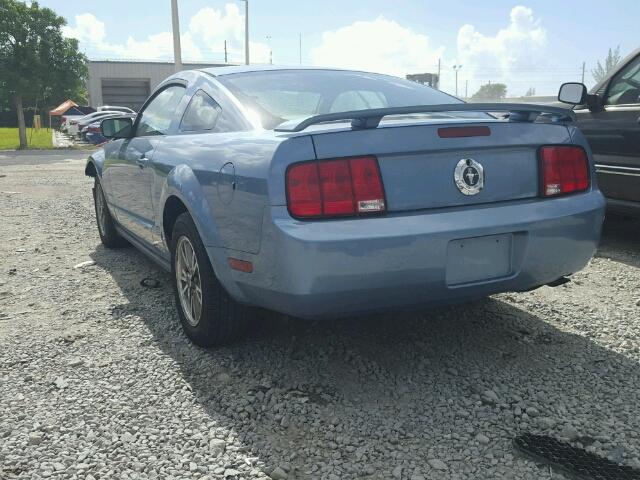 1ZVFT80NX55172037 - 2005 FORD MUSTANG BLUE photo 3