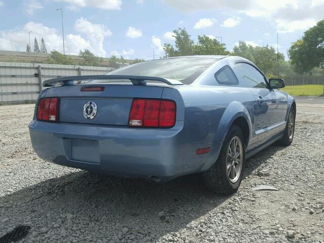 1ZVFT80NX55172037 - 2005 FORD MUSTANG BLUE photo 4