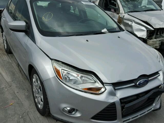 1FAHP3K2XCL191272 - 2012 FORD FOCUS SE SILVER photo 1