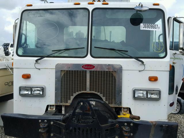 1NPZLT0X25D716047 - 2005 PETERBILT COE 320 WHITE photo 9