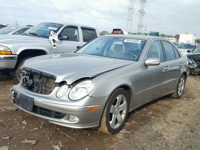 WDBUF65J04A489003 - 2004 MERCEDES-BENZ E 320 GRAY photo 2