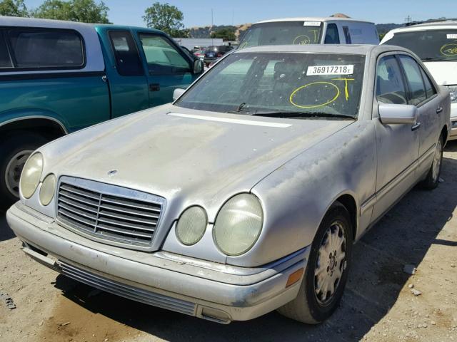 WDBJF55F0VJ034355 - 1997 MERCEDES-BENZ E 320 SILVER photo 2