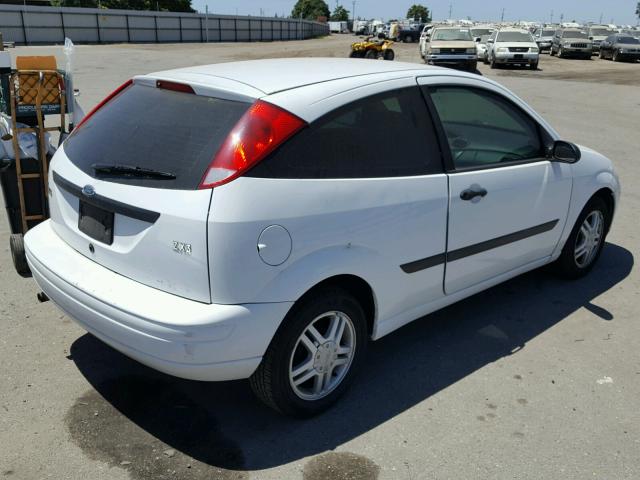 3FAFP31Z64R127836 - 2004 FORD FOCUS ZX3 WHITE photo 4