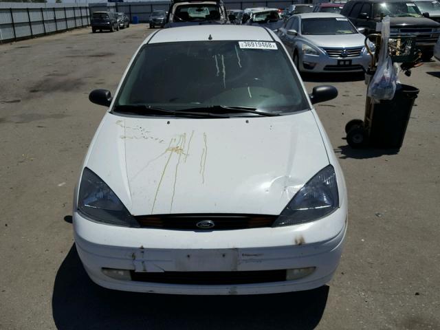 3FAFP31Z64R127836 - 2004 FORD FOCUS ZX3 WHITE photo 9