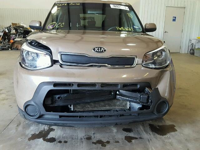 KNDJN2A28F7165621 - 2015 KIA SOUL BROWN photo 9