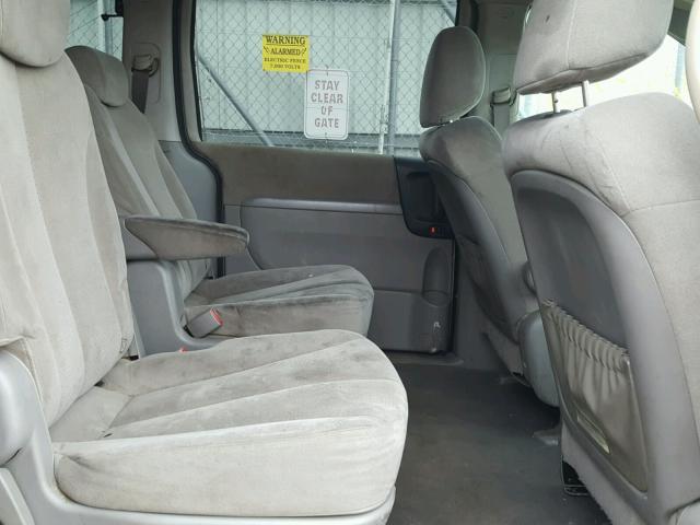 KNDMC233886051040 - 2008 HYUNDAI ENTOURAGE SILVER photo 6