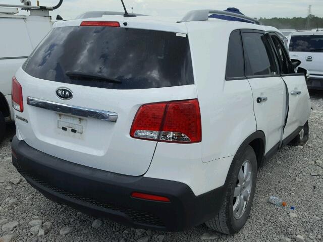 5XYKT4A28DG389218 - 2013 KIA SORENTO LX WHITE photo 4