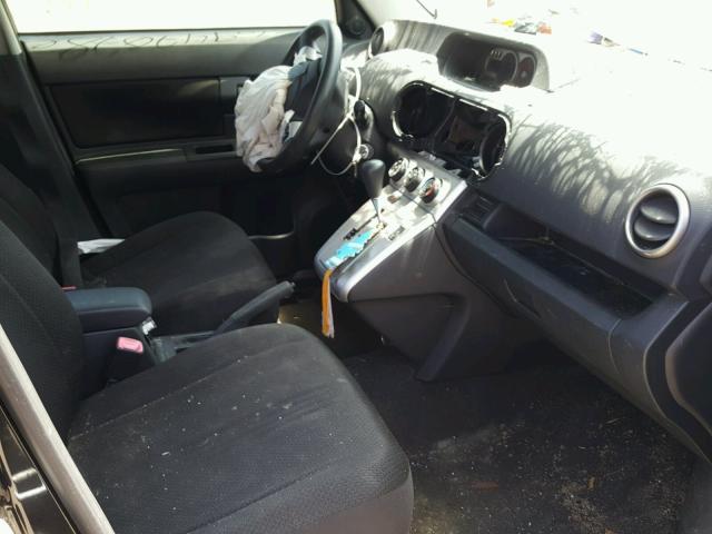 JTLKE50EX81001492 - 2008 TOYOTA SCION XB BLACK photo 5