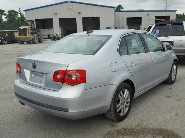 3VWSG71K35M642050 - 2005 VOLKSWAGEN NEW JETTA SILVER photo 4