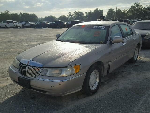 1LNHM81W51Y661451 - 2001 LINCOLN TOWN CAR TAN photo 2