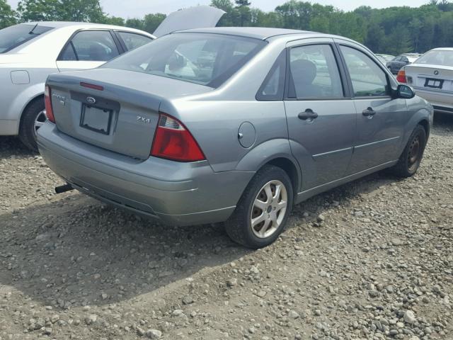 1FAFP34N05W313962 - 2005 FORD FOCUS ZX4 GRAY photo 4