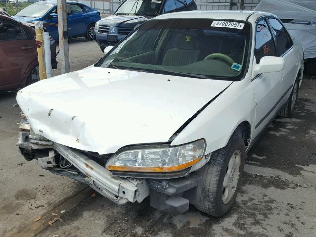 1HGCG1649WA026934 - 1998 HONDA ACCORD LX RED photo 2