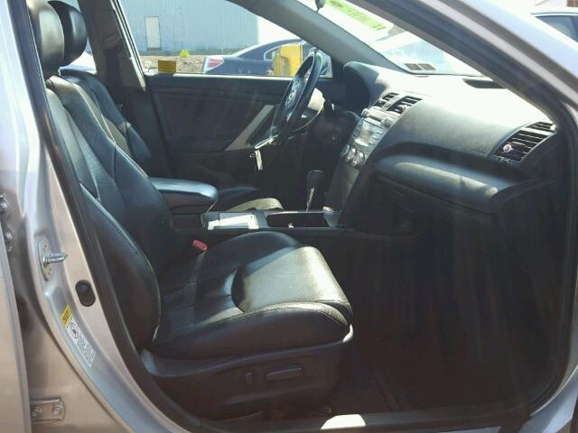 4T1BK3EK1BU622614 - 2011 TOYOTA CAMRY SE SILVER photo 5