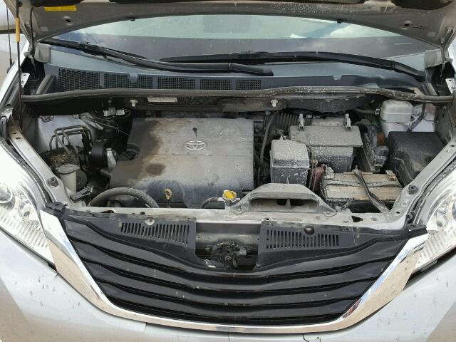 5TDKK3DC6CS274684 - 2012 TOYOTA SIENNA LE GRAY photo 7