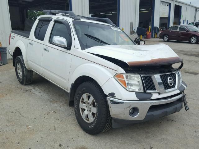 1N6AD07U96C415520 - 2006 NISSAN FRONTIER C WHITE photo 1