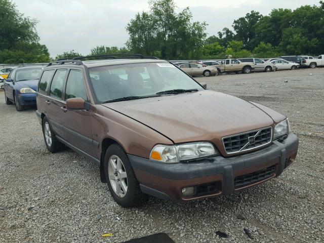 YV1LZ564XW2484602 - 1998 VOLVO V70 XC BROWN photo 1