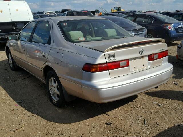 4T1BG28K6WU829898 - 1998 TOYOTA CAMRY TAN photo 3