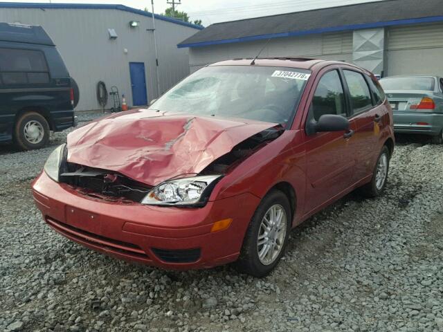 3FAFP37N25R145143 - 2005 FORD FOCUS ZX5 RED photo 2