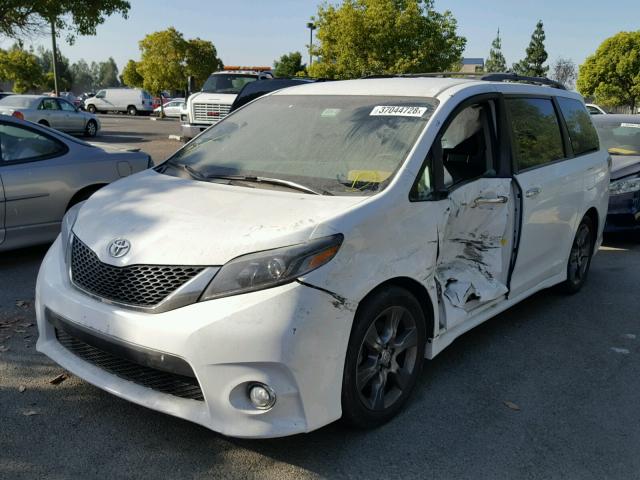 5TDXK3DC8GS740594 - 2016 TOYOTA SIENNA SE WHITE photo 2