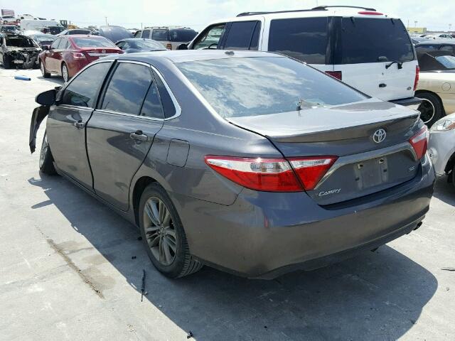4T1BF1FK5FU112022 - 2015 TOYOTA CAMRY LE ნაცრისფერი ფოტო 3