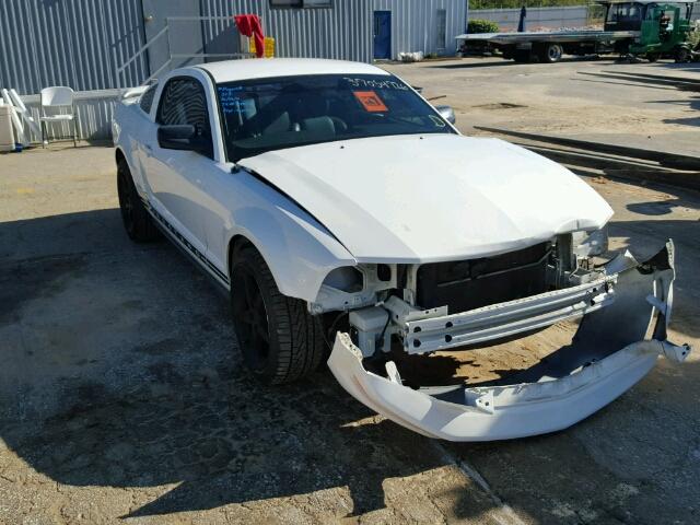 1ZVHT80N765139913 - 2006 FORD MUSTANG WHITE photo 1