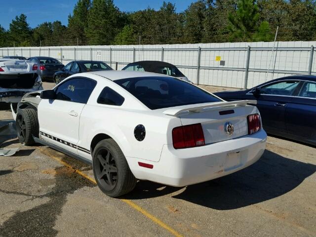 1ZVHT80N765139913 - 2006 FORD MUSTANG WHITE photo 3