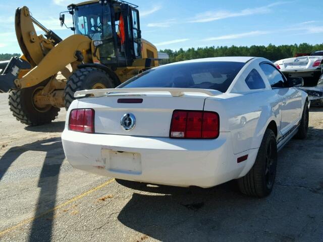 1ZVHT80N765139913 - 2006 FORD MUSTANG WHITE photo 4