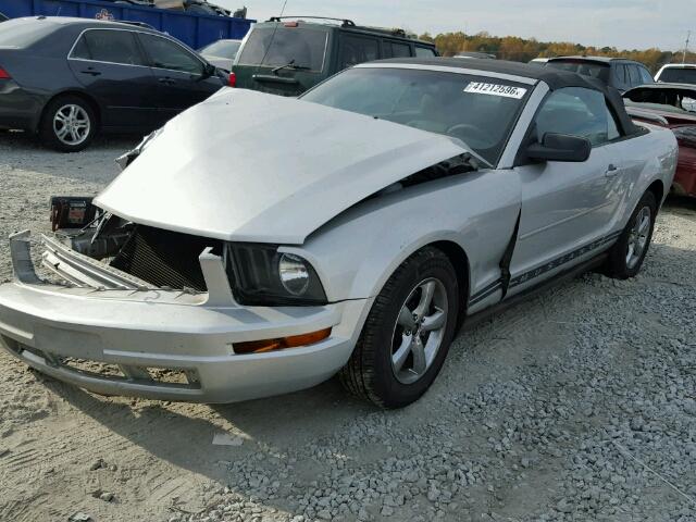 1ZVFT84N275264563 - 2007 FORD MUSTANG SILVER photo 2