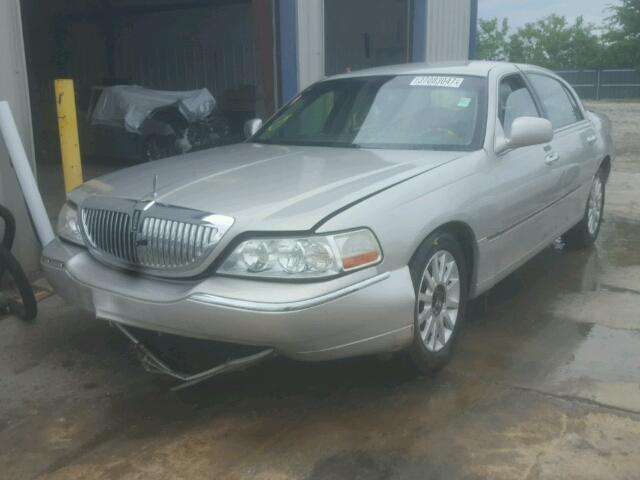 1LNHM81W67Y624062 - 2007 LINCOLN TOWN CAR S SILVER photo 2