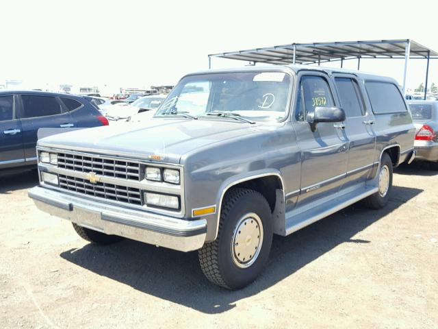 1GNGR26N2LF151255 - 1990 CHEVROLET SUBURBAN R GRAY photo 2