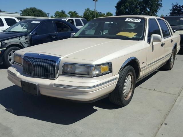 1LNLM83W1TY635908 - 1996 LINCOLN TOWN CAR C BEIGE photo 2