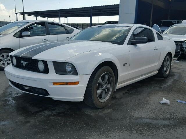 1ZVFT82H665199857 - 2006 FORD MUSTANG GT WHITE photo 2