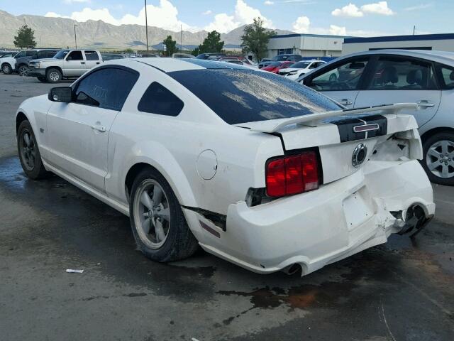 1ZVFT82H665199857 - 2006 FORD MUSTANG GT WHITE photo 3