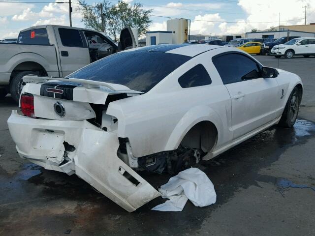 1ZVFT82H665199857 - 2006 FORD MUSTANG GT WHITE photo 4