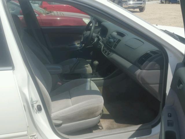 4T1BE32KX4U272155 - 2004 TOYOTA CAMRY LE თეთრი ფოტო 5