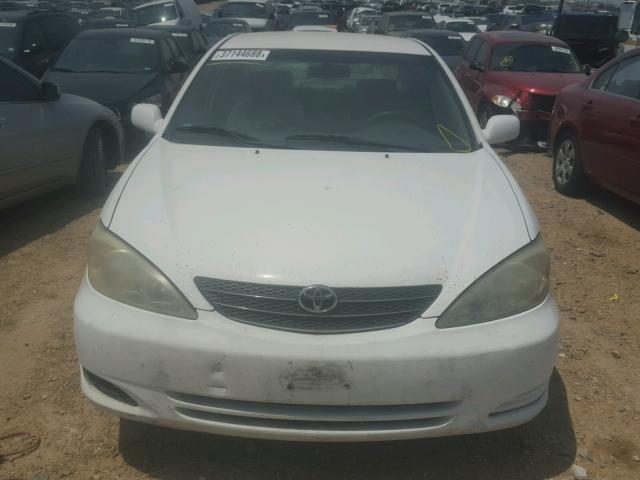 4T1BE32KX4U272155 - 2004 TOYOTA CAMRY LE თეთრი ფოტო 9