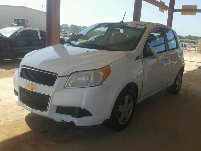 KL1TD66E09B611405 - 2009 CHEVROLET AVEO LS WHITE photo 2