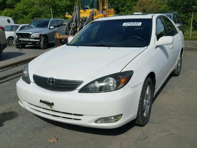 4T1BF30K02U011713 - 2002 TOYOTA CAMRY LE WHITE photo 2