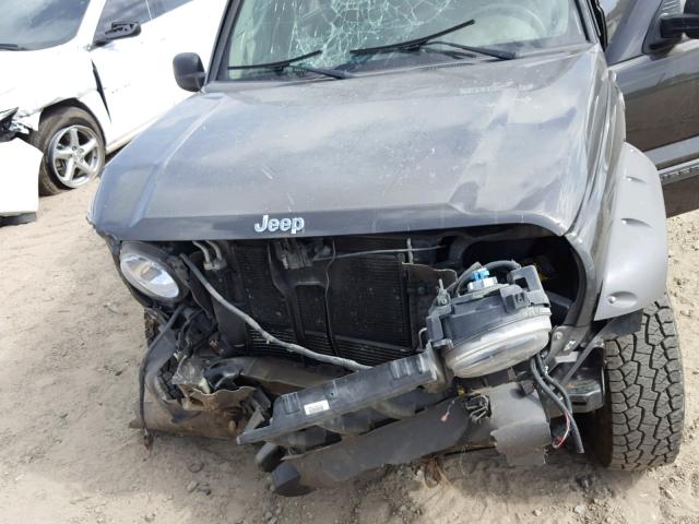 1J4GL38K95W722868 - 2005 JEEP LIBERTY RE GREEN photo 7