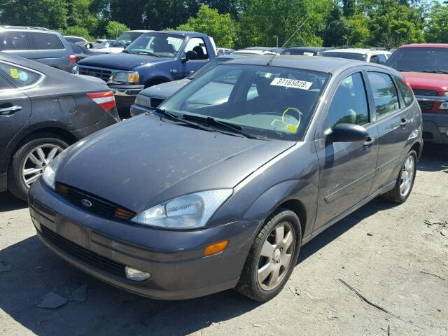 3FAFP37302R196232 - 2002 FORD FOCUS ZX5 GRAY photo 2
