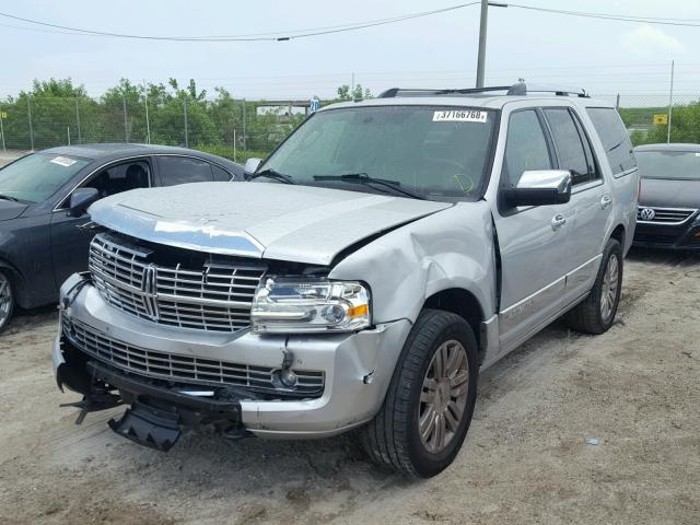 5LMJJ2H54DEL01059 - 2013 LINCOLN NAVIGATOR SILVER photo 2
