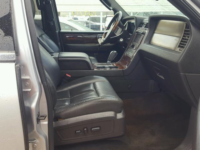 5LMJJ2H54DEL01059 - 2013 LINCOLN NAVIGATOR SILVER photo 5