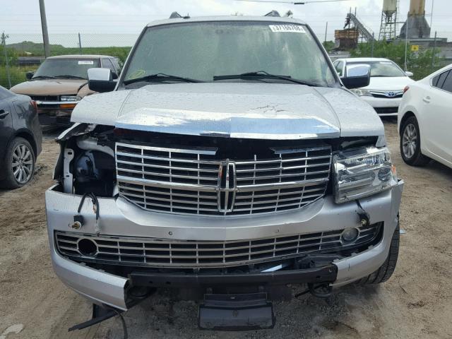 5LMJJ2H54DEL01059 - 2013 LINCOLN NAVIGATOR SILVER photo 9