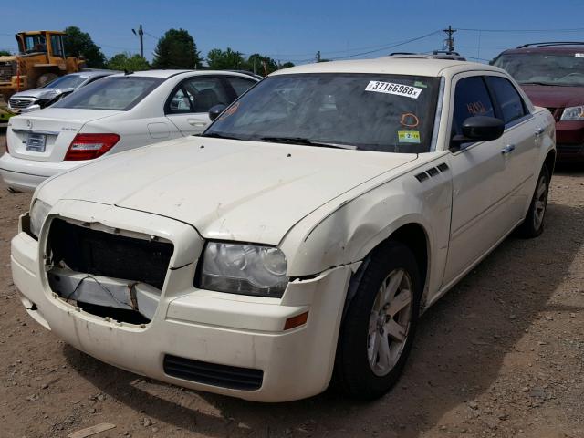 2C3KA43R87H618829 - 2007 CHRYSLER 300 WHITE photo 2