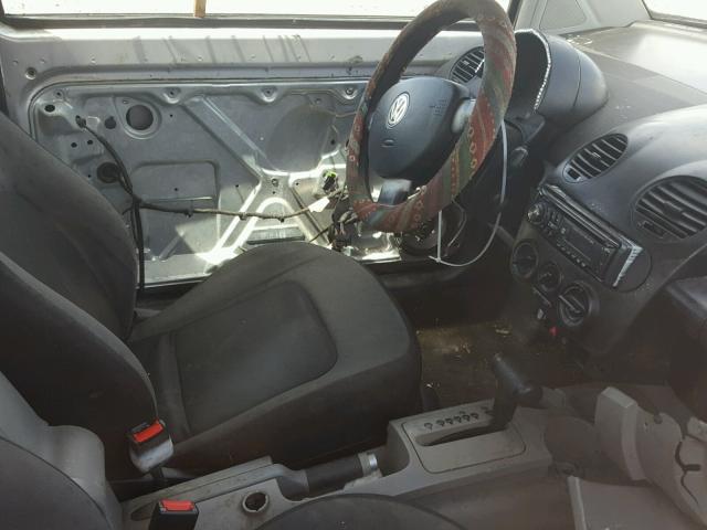 3VWCC21C2YM447007 - 2000 VOLKSWAGEN NEW BEETLE 银色 照片 5