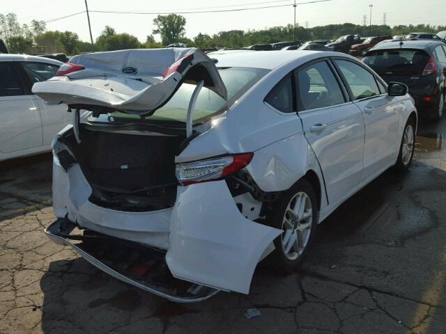 3FA6P0H7XGR381329 - 2016 FORD FUSION SE WHITE photo 4